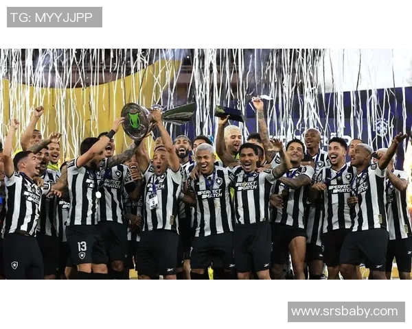 当红足球球星在训练场邂逅昔日并肩作战的老队友再度引发热烈关注